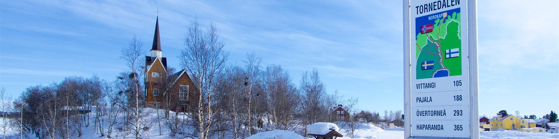 Karesuando caracterizando sinalização, uma casa e neve
