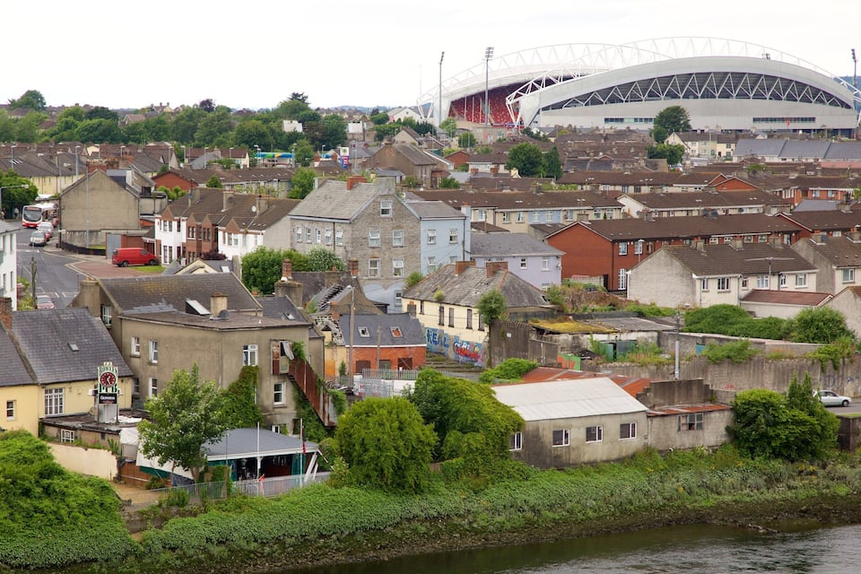 Une ville riveraine dotée d’un grand stade et de nombreux immeubles d’habitation.