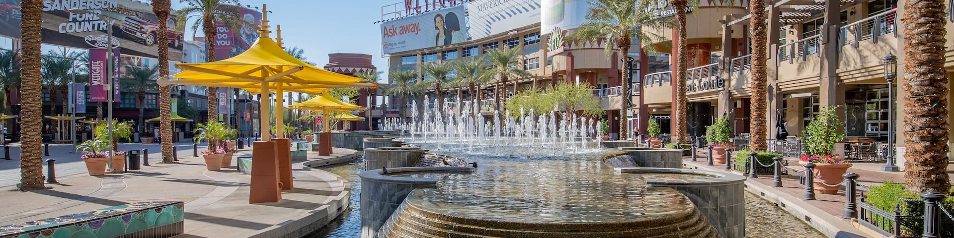 Westgate Entertainment District showing a fountain and a city