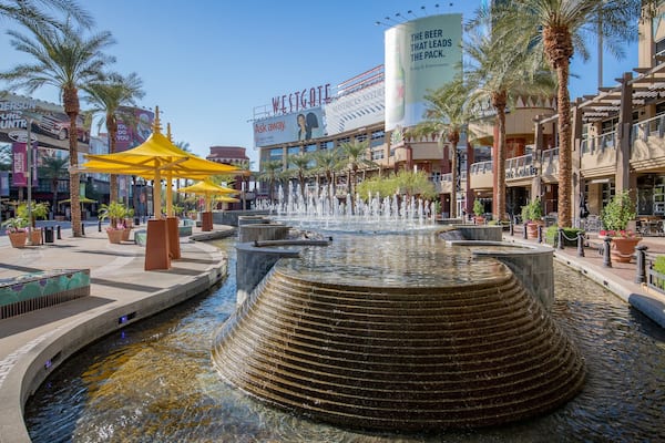 Westgate Entertainment District showing a fountain and a city