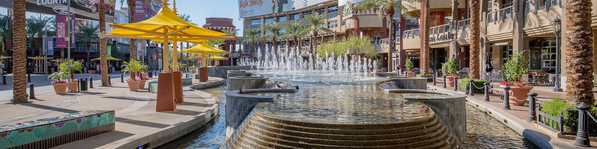 Westgate Entertainment District showing a fountain and a city