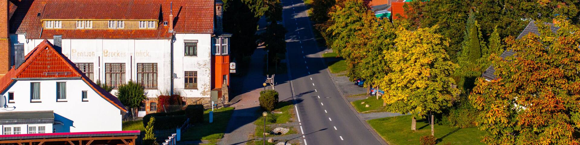 Friedrichsbrunn im Harz Luftbildaufnahme Straße mit Kirche