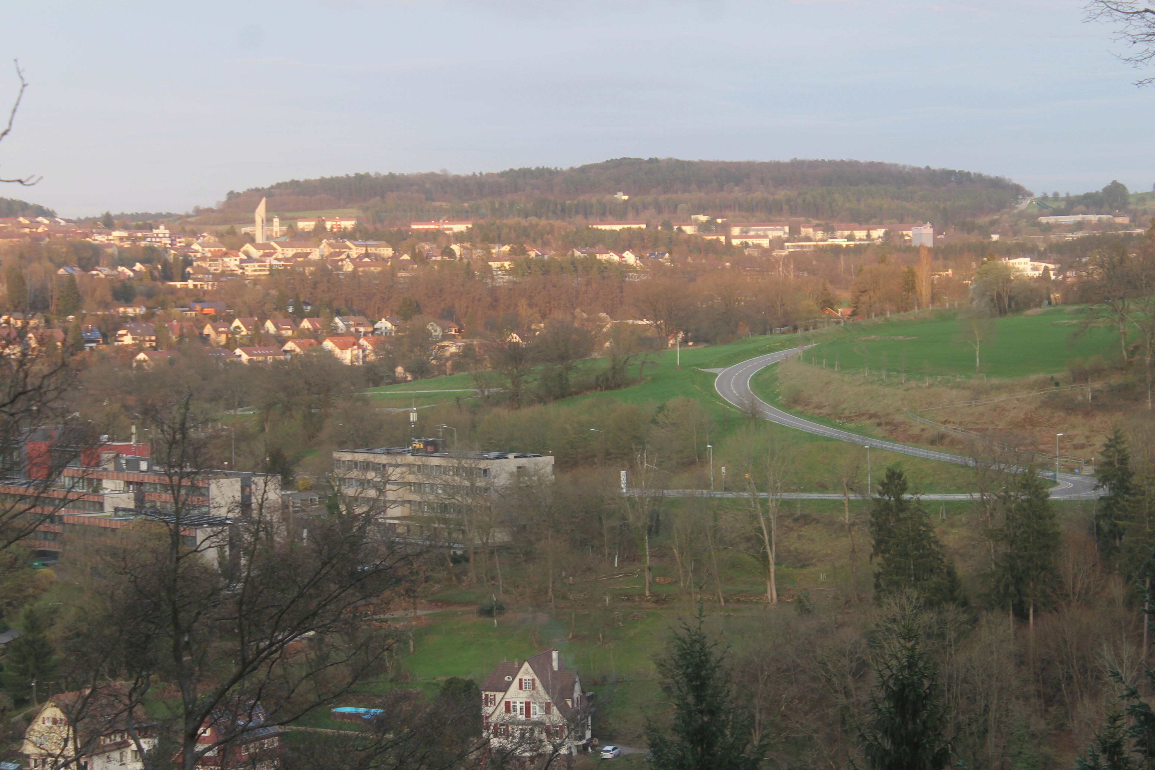 Calw, Gebäudeteil des Landratsamtes (Mitte links) und Stadtteil Heumaden (im Hintergrund) Camera location 48° 42′ 29.39″ N, 8° 44′ 17.2″ E View this and other nearby images on: OpenStreetMap - Google Earth 48.708163; 8.738110