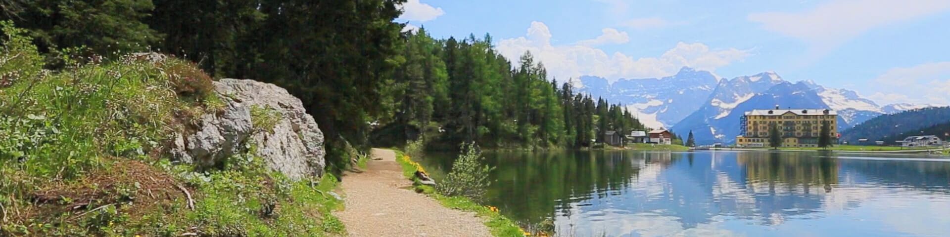 Discover the pristine mountain lake Misurina, surrounded by impressive mountains that reflects in the water.
FREE #VirtualWalks video clip to check the place before booking your ticket…. http://bit.ly/virtualwalksalpinelakes
#blue
#BeachBound