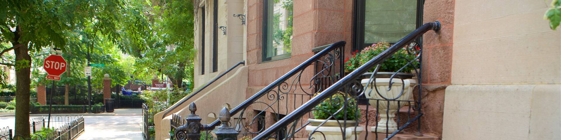 Gold Coast which includes street scenes