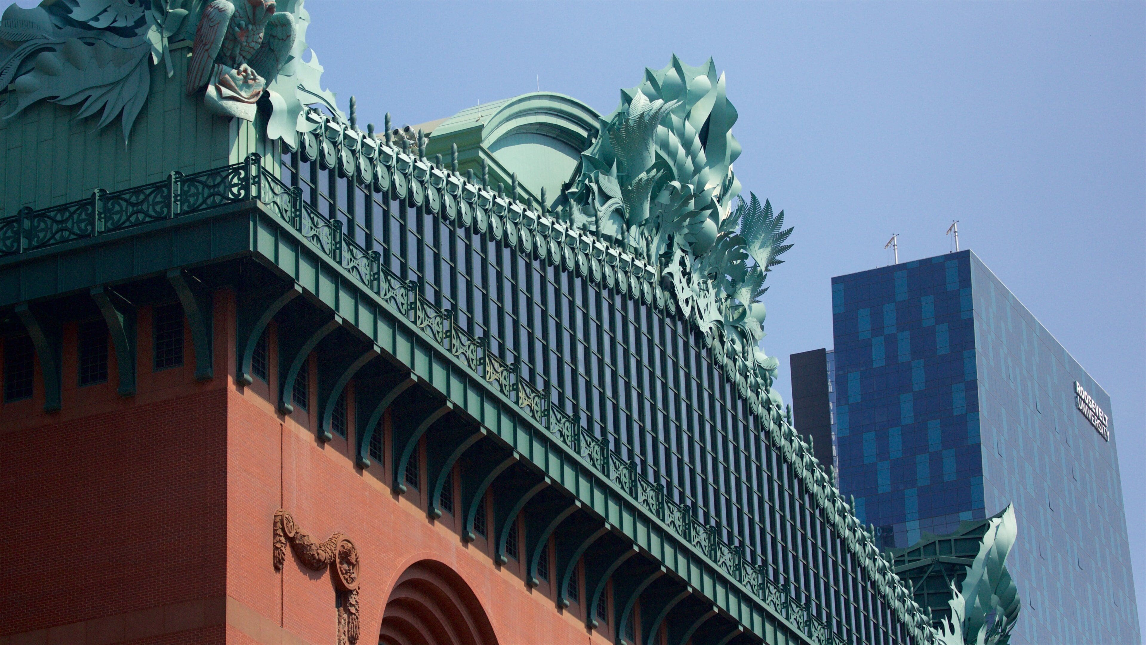 Printer\'s Row which includes heritage architecture and a skyscraper