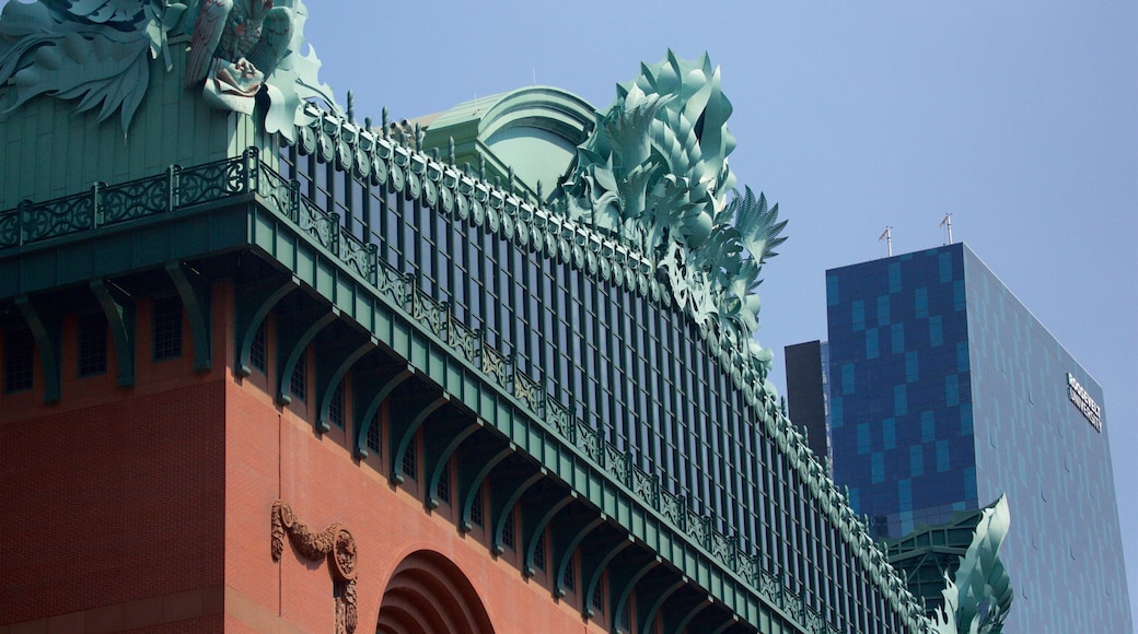 Printer\'s Row which includes heritage architecture and a skyscraper