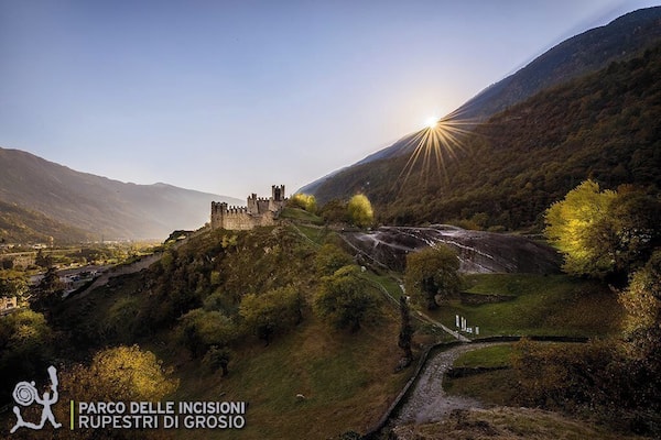 Guided tours at 10.30, 14.00 and 16.00!
The Rock Engraving Park is a unique combination of the archaeological, architectural, historical and even landscape patrimony of various ages of the Valtellina. The Park was founded in 1978 to conserve, study and develop the Cultural Heritage on the Castle Hill (Dosso dei Castelli). Next to the two castles, the Castello Vecchio (Old Castle) from the 10th-11th century and the Castello Nuovo (New Castle) from the 14th century, even a system of dry-stone terraces, how it is typically for the Valtellina, is surrounding the Castle Hill. But special and singular is the Rupe Magna, a large rock which contains more than 5.000 engraved figures from the 4th to the 1st millennium B.C.
