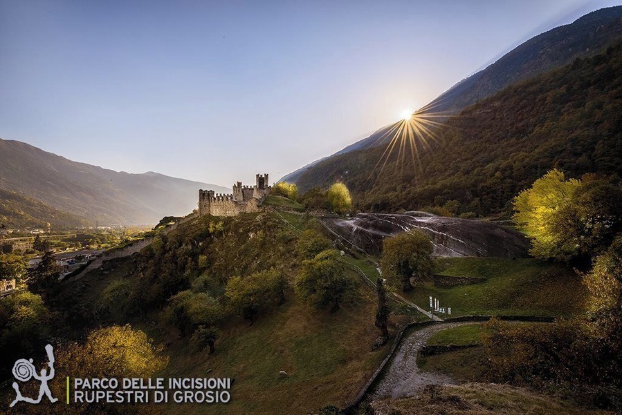 Guided tours at 10.30, 14.00 and 16.00!
The Rock Engraving Park is a unique combination of the archaeological, architectural, historical and even landscape patrimony of various ages of the Valtellina. The Park was founded in 1978 to conserve, study and develop the Cultural Heritage on the Castle Hill (Dosso dei Castelli). Next to the two castles, the Castello Vecchio (Old Castle) from the 10th-11th century and the Castello Nuovo (New Castle) from the 14th century, even a system of dry-stone terraces, how it is typically for the Valtellina, is surrounding the Castle Hill. But special and singular is the Rupe Magna, a large rock which contains more than 5.000 engraved figures from the 4th to the 1st millennium B.C.