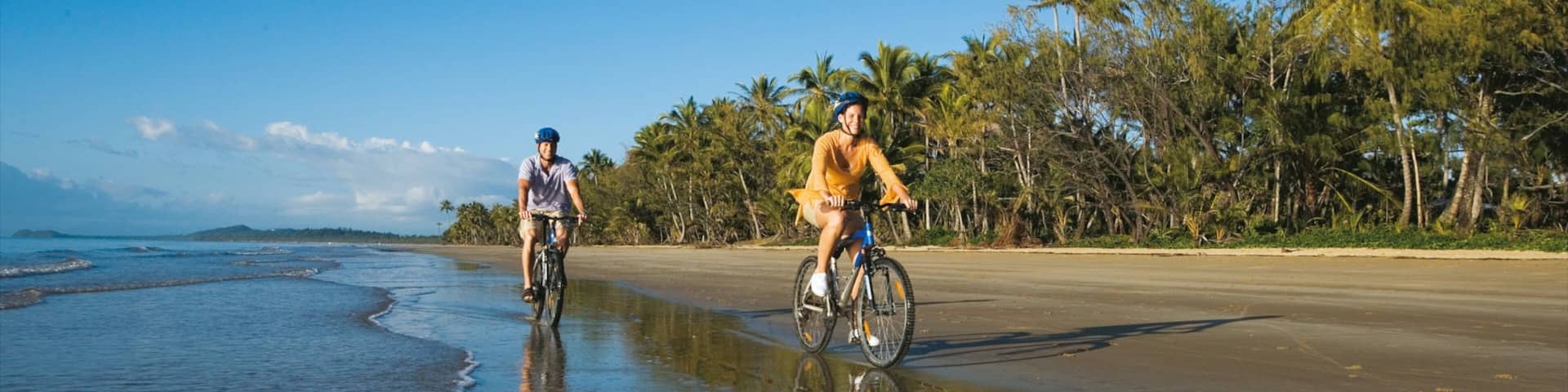 ミッション ビーチ フィーチャー 砂浜 と マウンテン バイク 及び 少数の人々