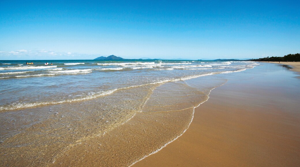Mission Beach showing a beach