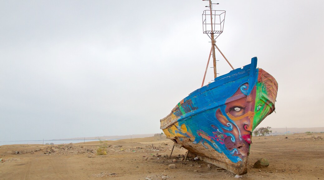 Caldera ofreciendo una playa de arena y arte al aire libre