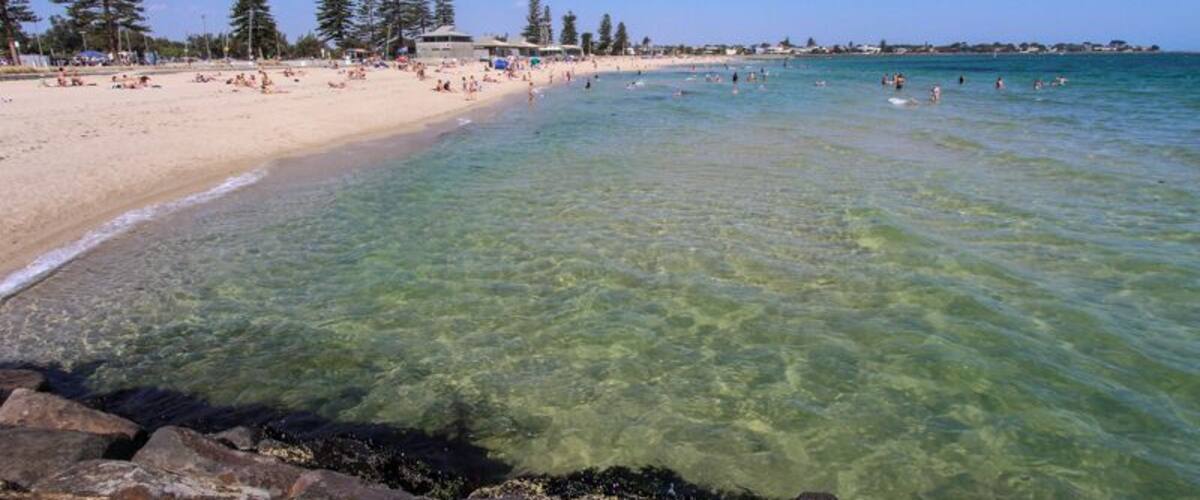 Elwood Beach in Melbourne is a popular bayside beach during sunny days and a great family beach. Itโs not as accessible from the city as St Kilda as itโs not exactly on the tram or train line, but still only 8kmโs away if you have a car, or jump in a cab.
The water was clean and calm for swimming and our kids had a great time playing on the sand and the rocks. Itโs another fairly active beach and youโll see people windsurfing, cycling, playing cricket and walking.