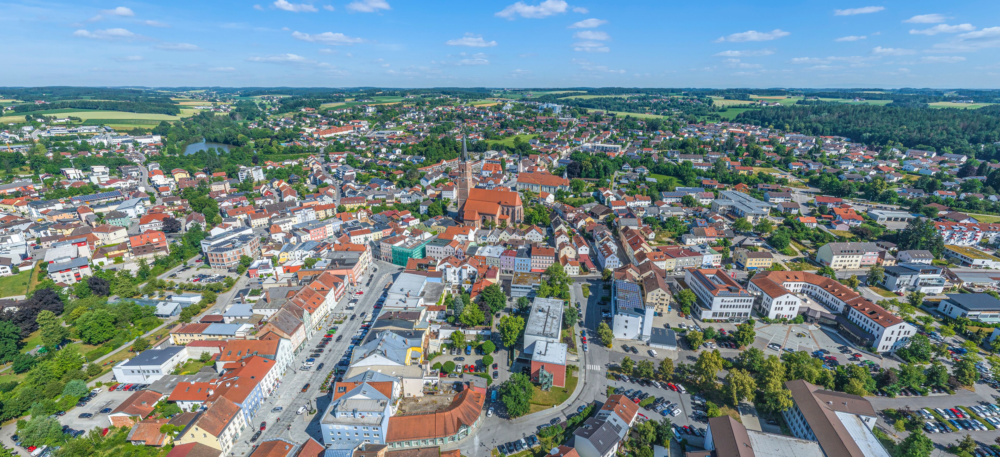 Ausblick auf die Stadt Eggenfelden an der Rott in Ostbayern