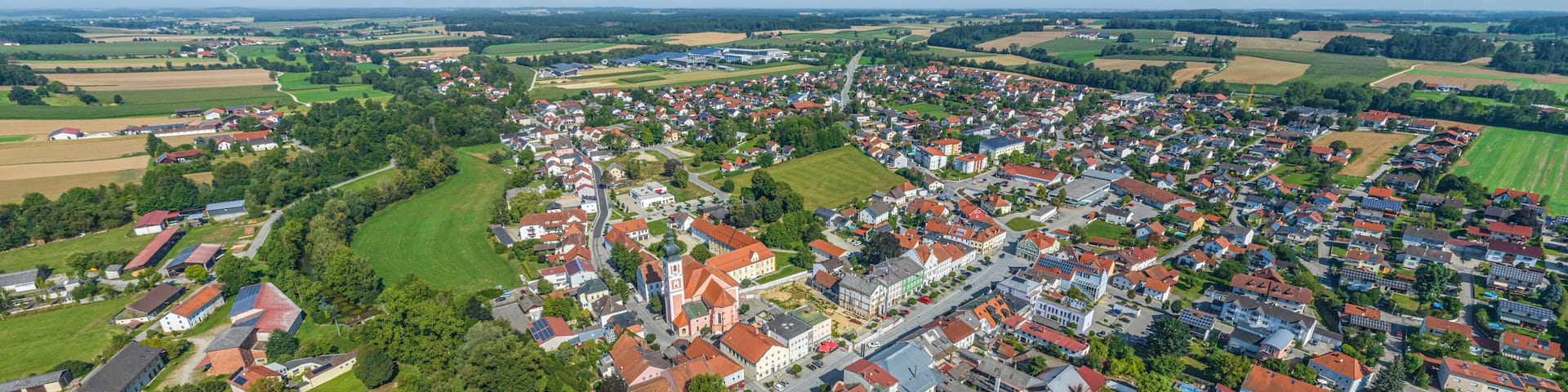Die Gemeinde Gangkofen im niederbayerischen Kreis Rottal-Inn im Luftbild