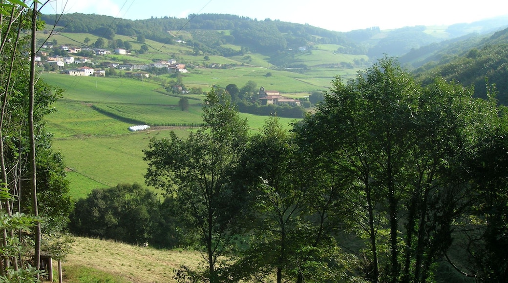 El Monasterio de Santa María La Real de Obona situado en este hermoso valle.