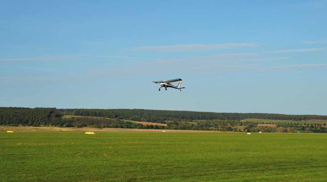 Start am Flugplatz Udersleben. Der Flugplatz zwischen Bad Frankenhausen und Udersleben wird seit 1990 unter der Leitung des Aeroclubs Hans Grade e. V. betrieben. Der Platz (Platzlänge 1400 m, 3 % Steigung Ost-West, Gras) am Kyffhäusersüdhang ist mit einer Landebahnlänge von 650 m bis 5,7 t für Motor-, Segel- und Modellflug, Helikopter, Ultraleicht, Fallschirmspringen und Ballons zugelassen.