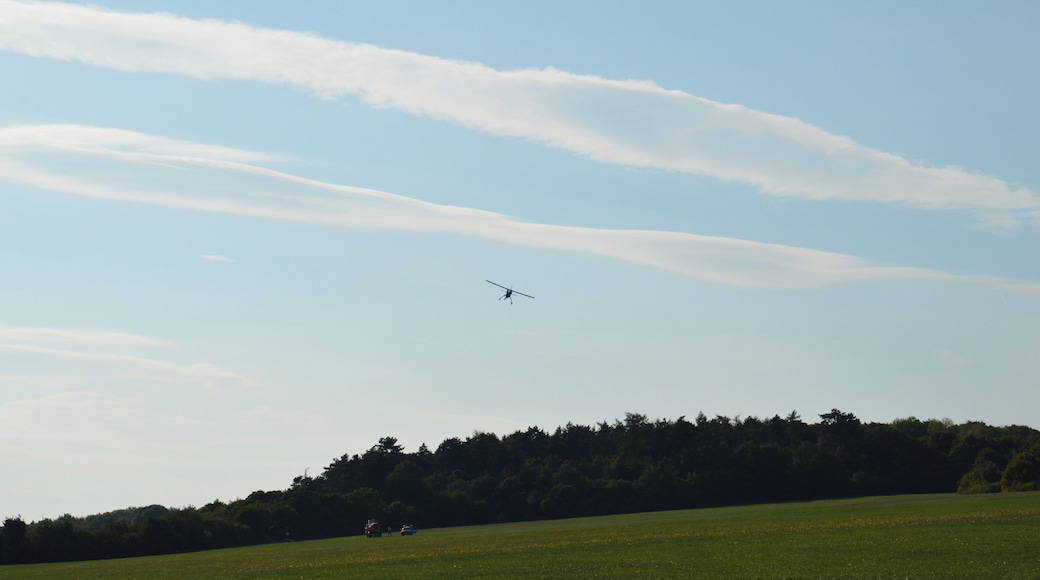 Anflug zum Flugplatz Udersleben. Der Flugplatz zwischen Bad Frankenhausen und Udersleben wird seit 1990 unter der Leitung des Aeroclubs Hans Grade e. V. betrieben. Der Platz (Platzlänge 1400 m, 3 % Steigung Ost-West, Gras) am Kyffhäusersüdhang ist mit einer Landebahnlänge von 650 m bis 5,7 t für Motor-, Segel- und Modellflug, Helikopter, Ultraleicht, Fallschirmspringen und Ballons zugelassen.