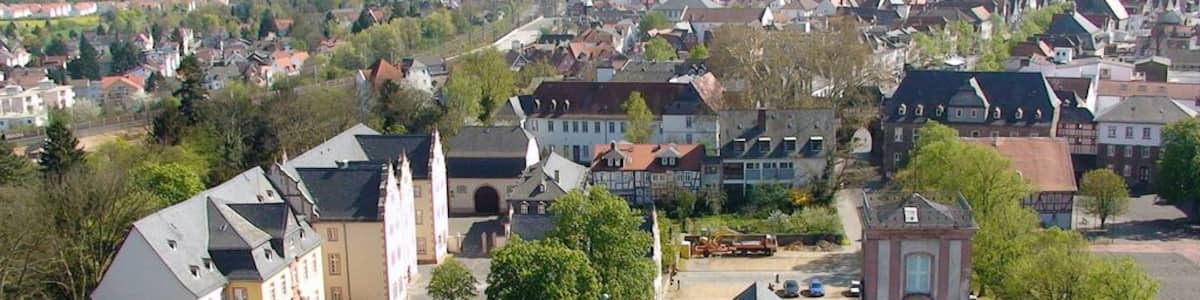 Une ville qui abrite des bâtiments historiques, un imposant beffroi et une église dotée d’un flèche haute.