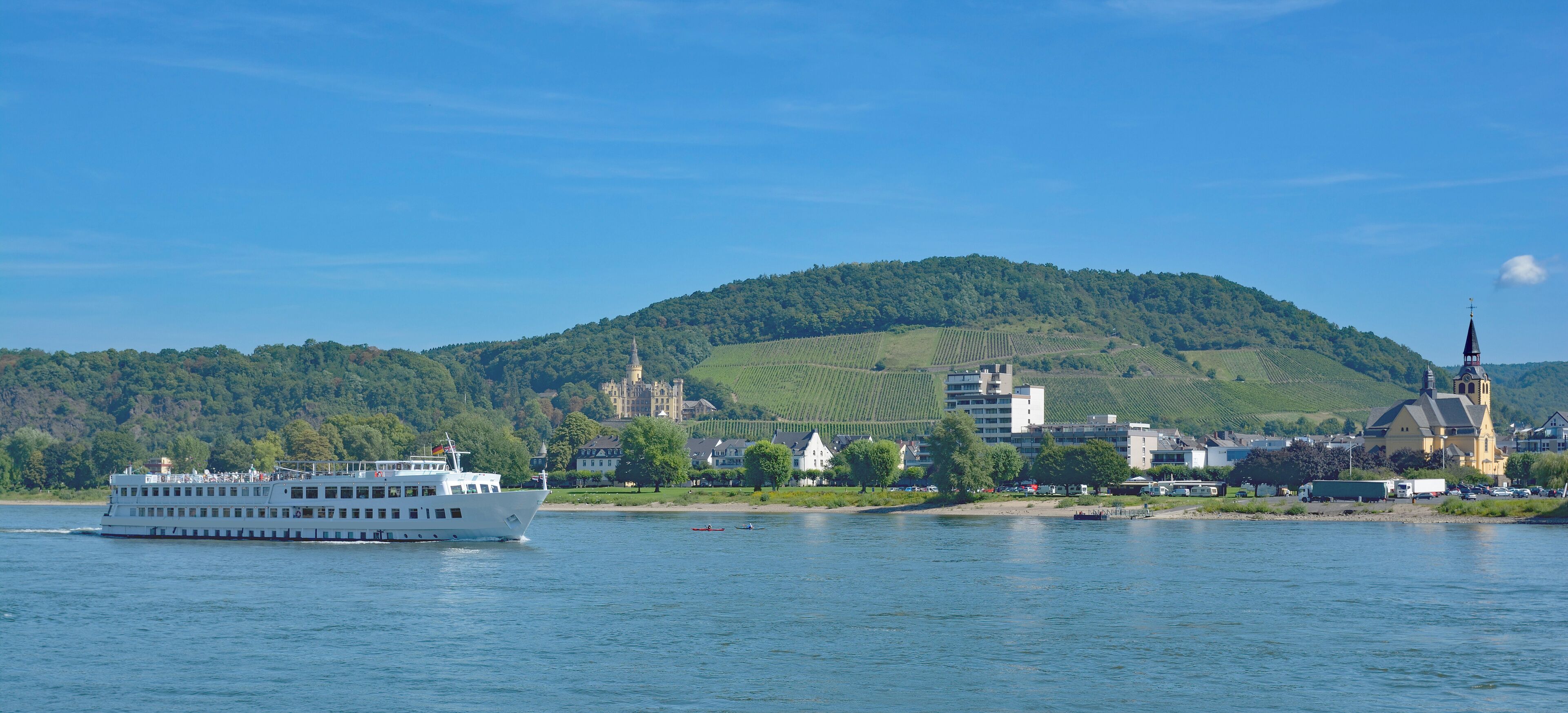 Blick über den Rhein auf den beliebten Kurort Bad Hönningen,Mittelrheintal,Rheinland-Pfalz,Deutschland