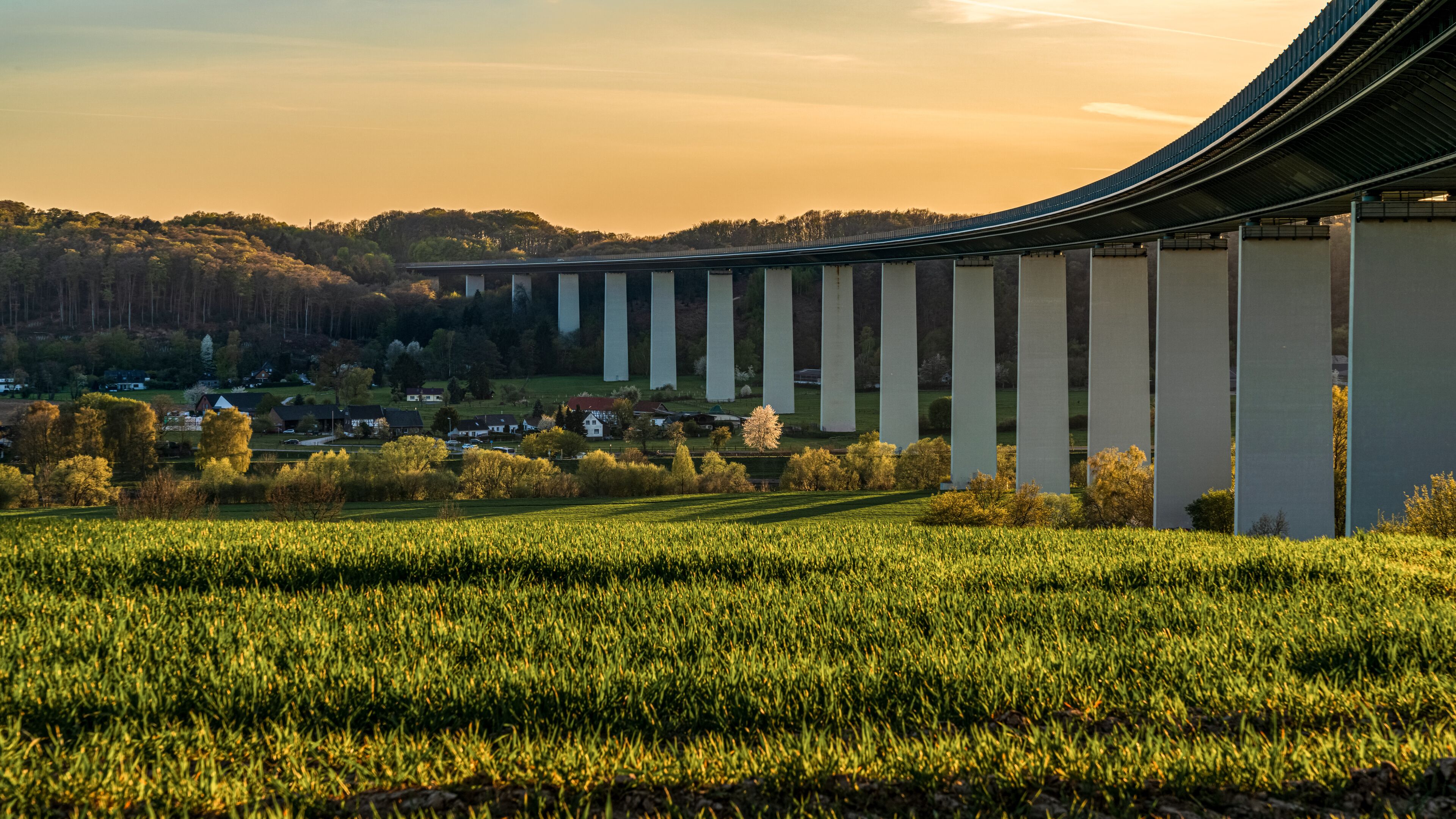 Evening view over the Ruhrtal and the motorway bridge towards towards Mintard in Muelheim an der Ruhr, North Rhine-Westphalia, Germany