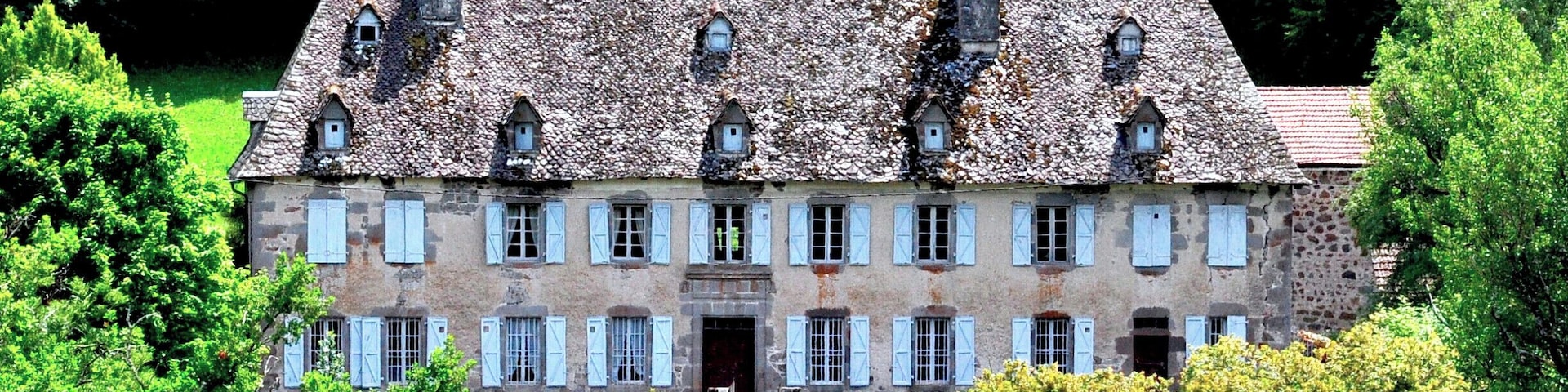 I'm not sure whether this was a house or a school, or something else, but it certainly caught my eye while we were driving through the Auvergne.