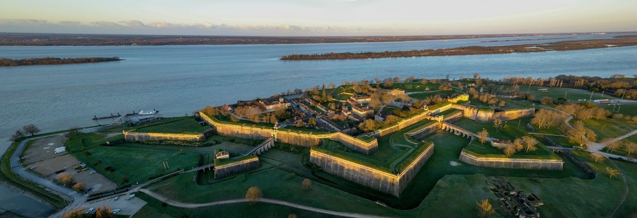 Un complejo de castillos fortificados junto a un río.