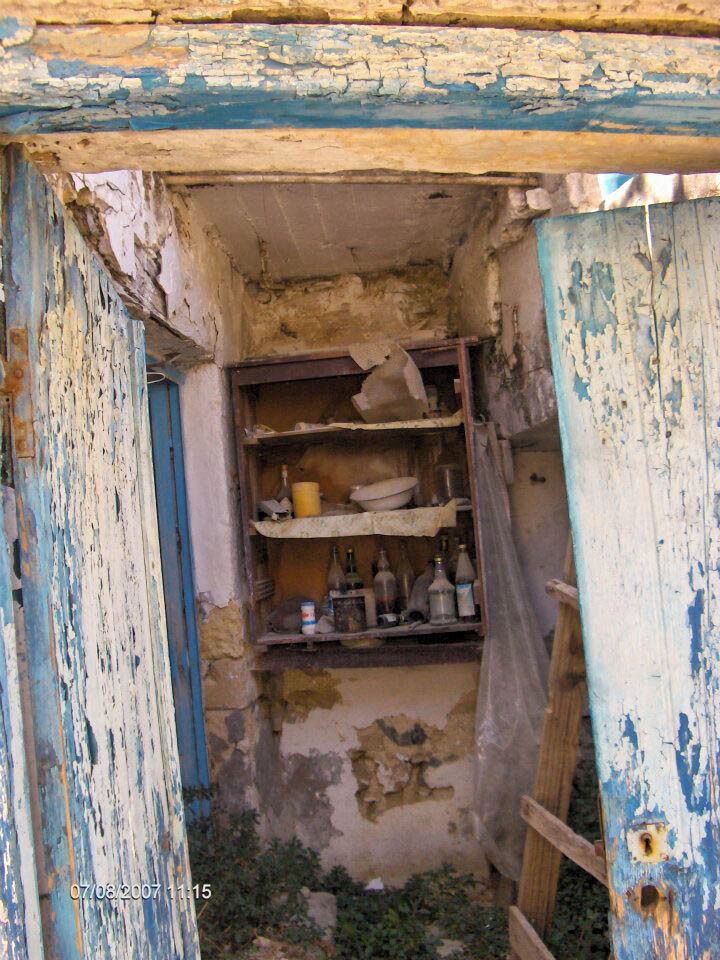 The village of Anoghia (Ανώγεια) has a history that is powerful and tragic - burned by the Turks, then by the Germans who during the war, as reprisal for kidnapping a German general called Krieppe, rounded up and shot all the men they could find in the village. Some houses of the village are left this way: #abandoned.