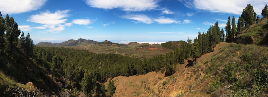 Caserío de los Partidos de Franquis entre las Montañas Baso, Tomaseche, El Topo, y del Banco. Al fondo la Cruz de Gala.