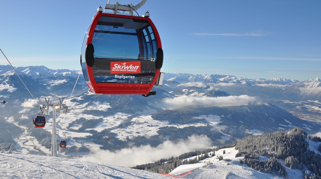 Hopfgarten im Brixental showing snow, a gondola and mountains