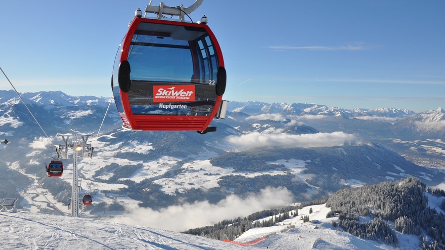 Hopfgarten im Brixental showing mountains, snow and a gondola