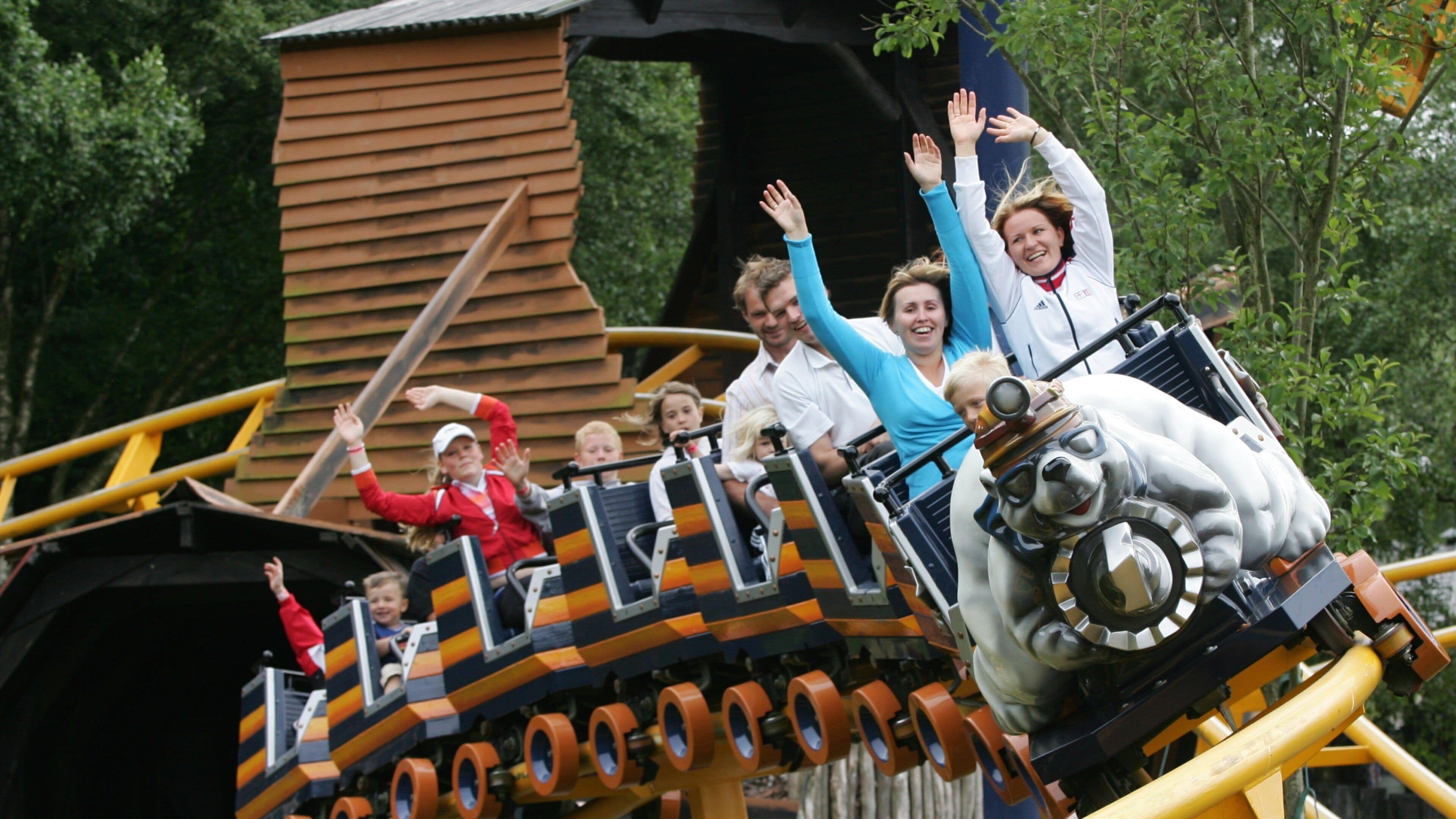 Kongeparken que incluye paseos y también un pequeño grupo de personas