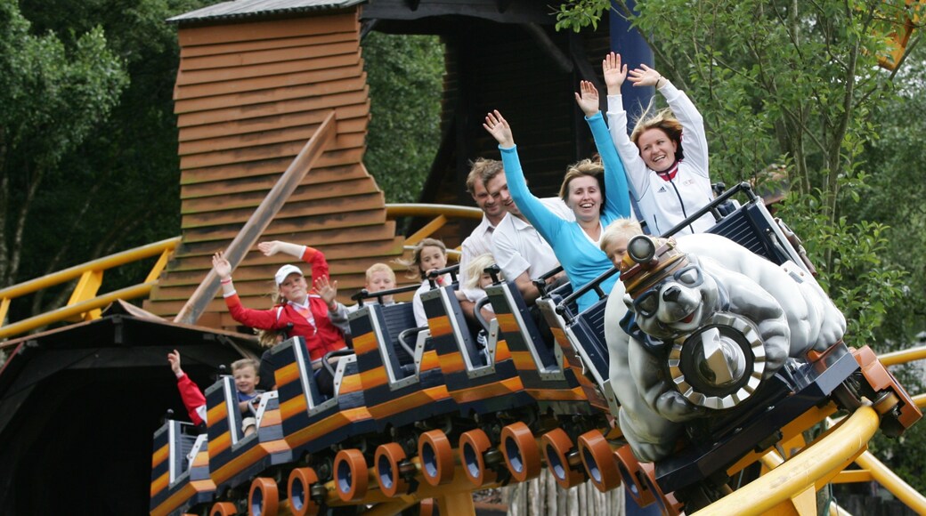Kongeparken trong đó bao gồm tàu lượn cũng như nhóm nhỏ
