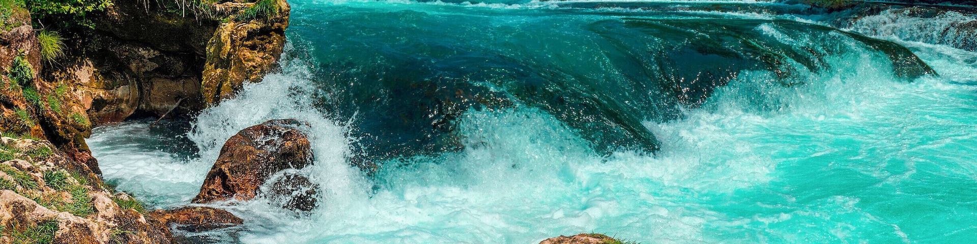 Strbacki buk waterfall is a 25 m high waterfall on the Una River (296 m altitude). It is situated on the border between Croatia (Lika-Senj County, city Donji Lapac, settlement Kestenovac) and Bosnia and Herzegovina (Una-Sana Canton, city Bihać, settlement Doljani and Celije). On Croatian side, „Una Mamea Park“ is located and on Bosnian and Herzegovinian „Una National Park“. #BVStrove