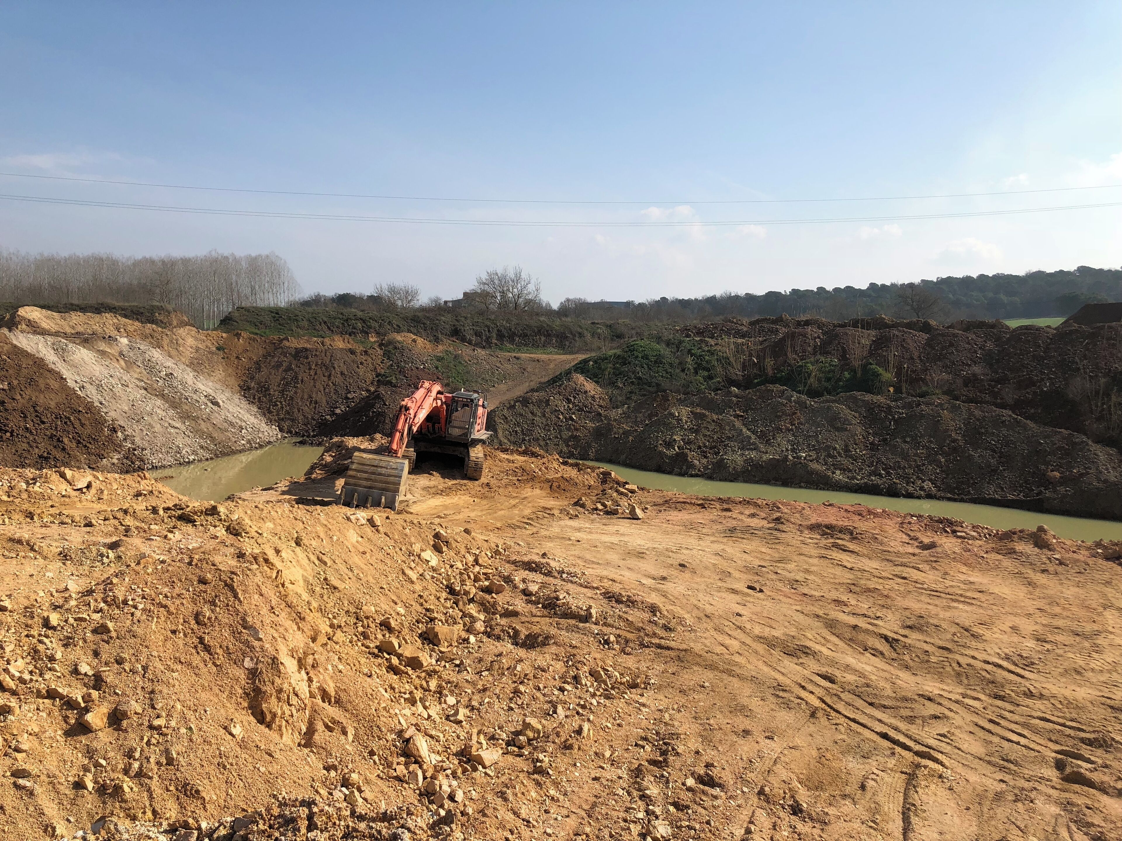 Imatge de l'interior de la pedrera de Can Súria, en una sortida amb el GMC.