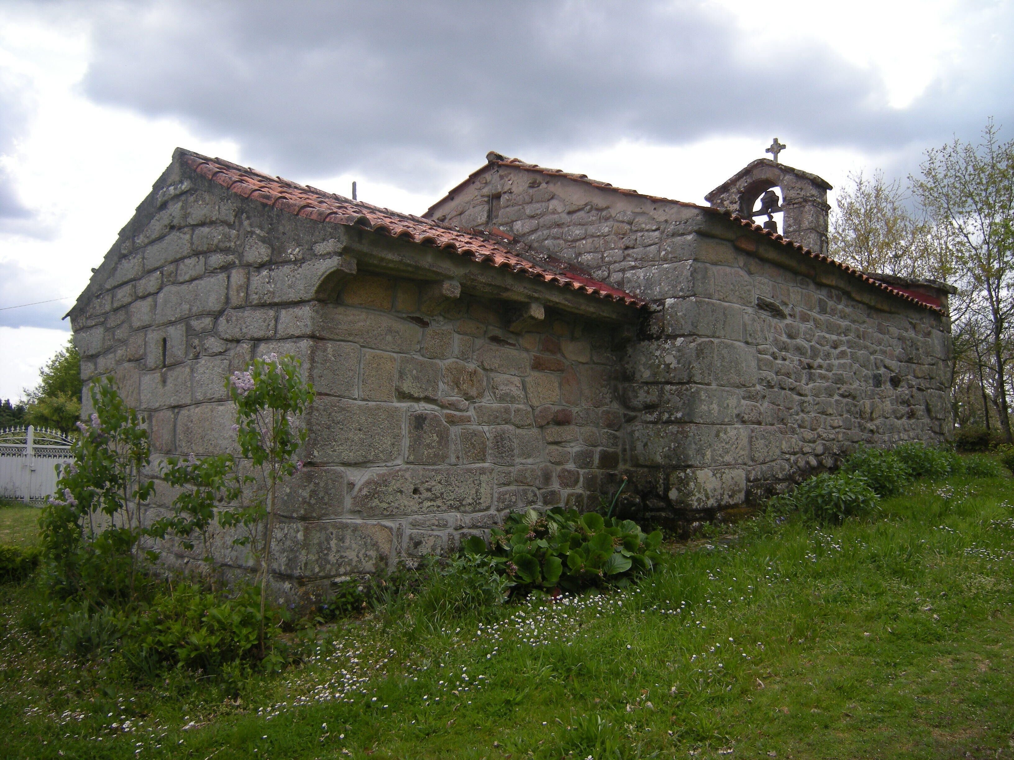 Pequeña ermita de tipología rural. que conserva íntegra su disposición original. Esta foto participó en el juego En un lugar de Flickr.