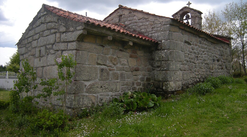 Pequeña ermita de tipología rural. que conserva íntegra su disposición original. Esta foto participó en el juego En un lugar de Flickr.