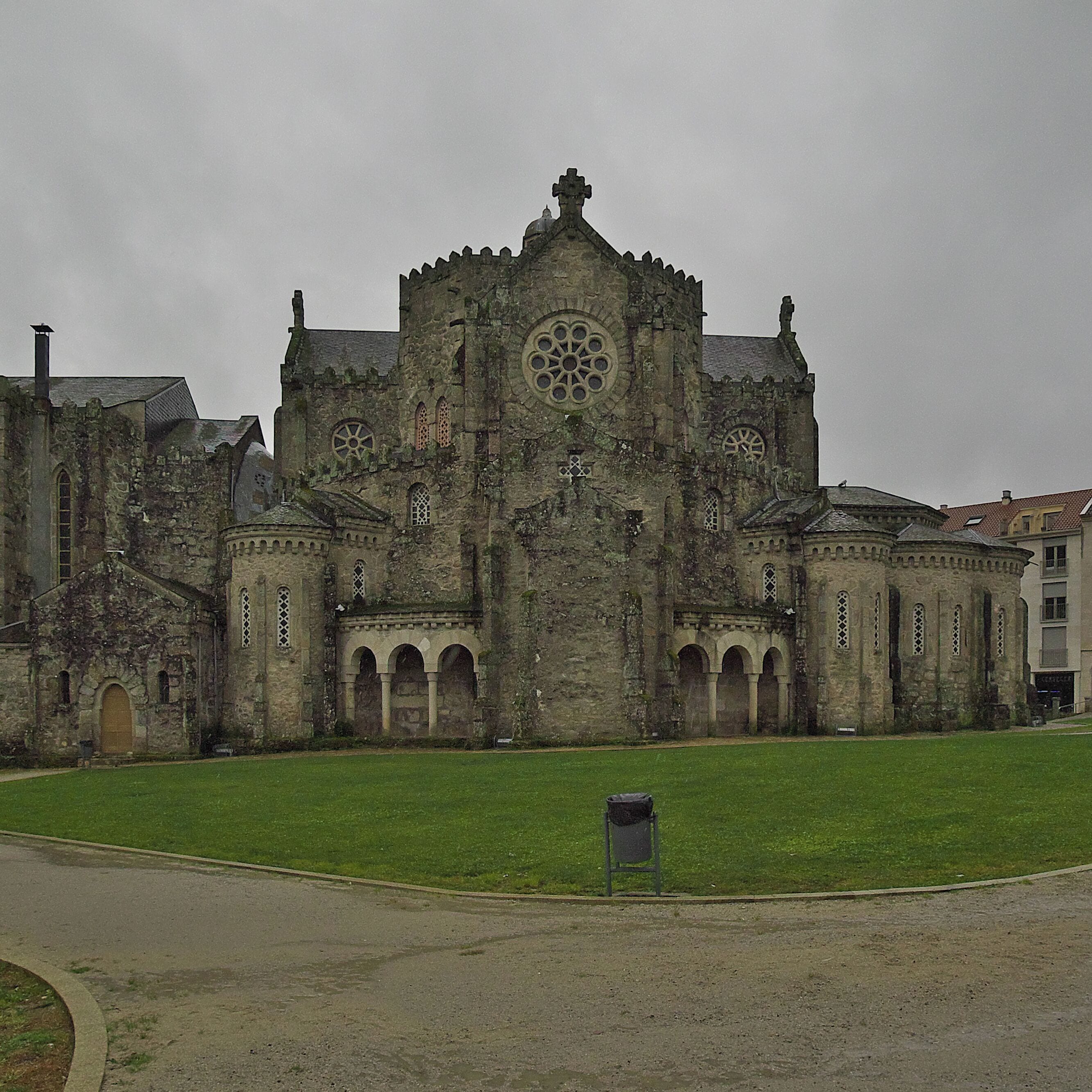 Vista de la fachada meridional de la iglesia