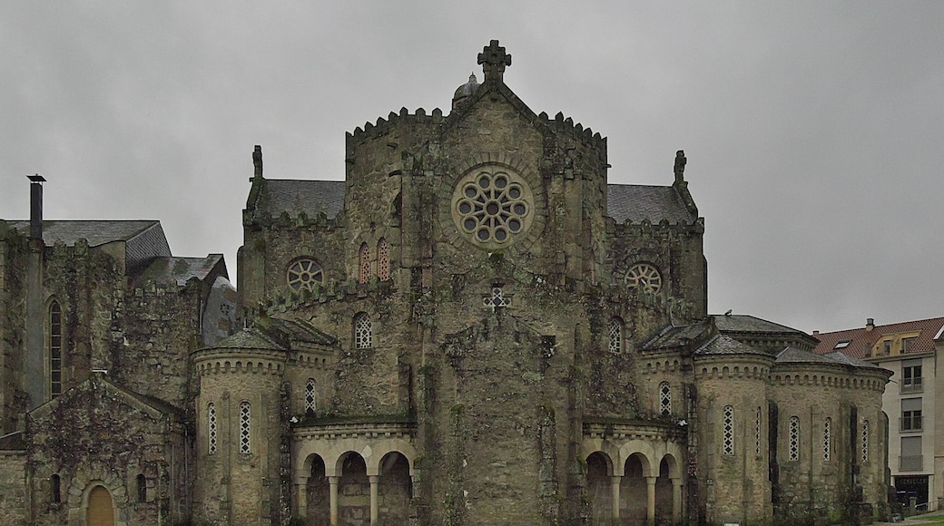 Vista de la fachada meridional de la iglesia