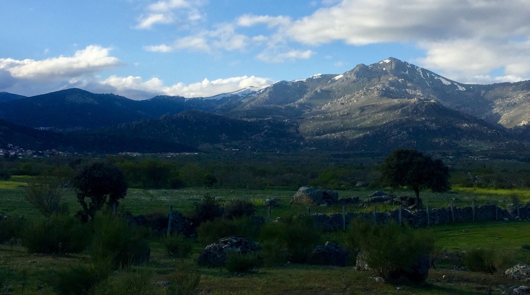 Vista de la Sierra de Guadarrama desde el monte de Matarrubia, en el término municipal de Moralzarzal (Madrid, España)