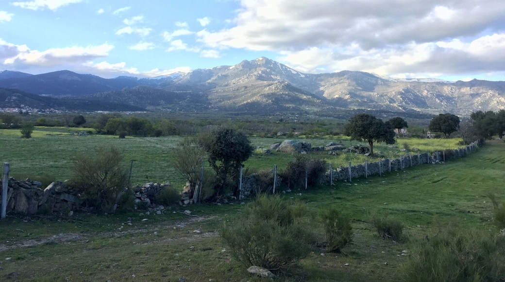 Vista de la Sierra de Guadarrama desde el monte de Matarrubia, en el término municipal de Moralzarzal (Madrid, España)