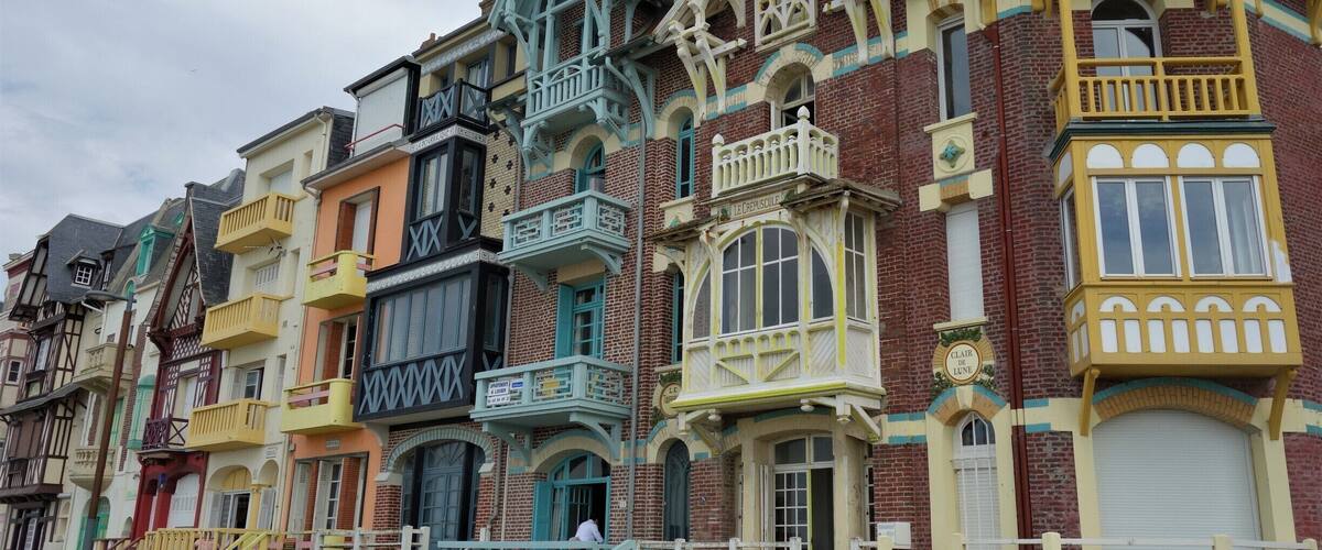 Mers-les-Bains is known for its beautiful seafront villas built in the 'Belle Epoque' period (end 19th century). #Details #Architecture