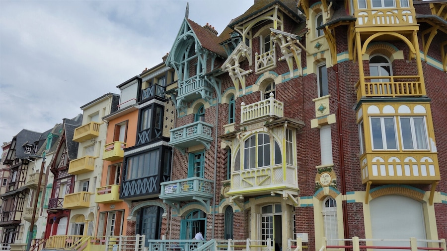 Una hilera de edificios coloridos y ornamentados, con detalles arquitectónicos únicos.