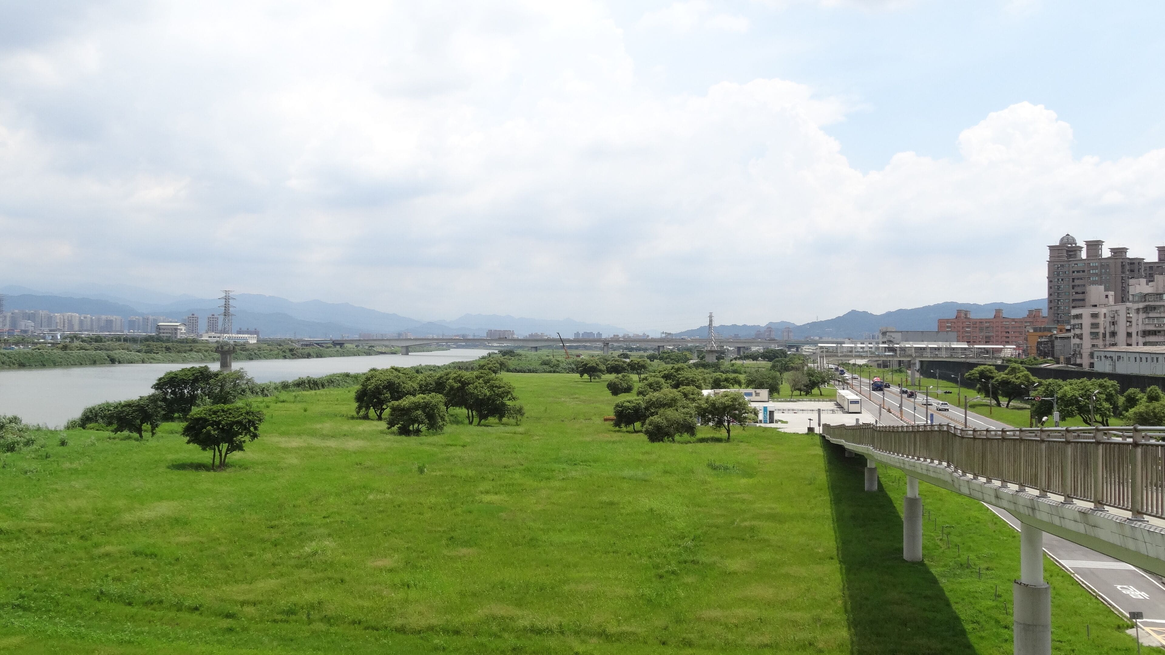 新北市新月橋上。大漢溪左岸自行車道。