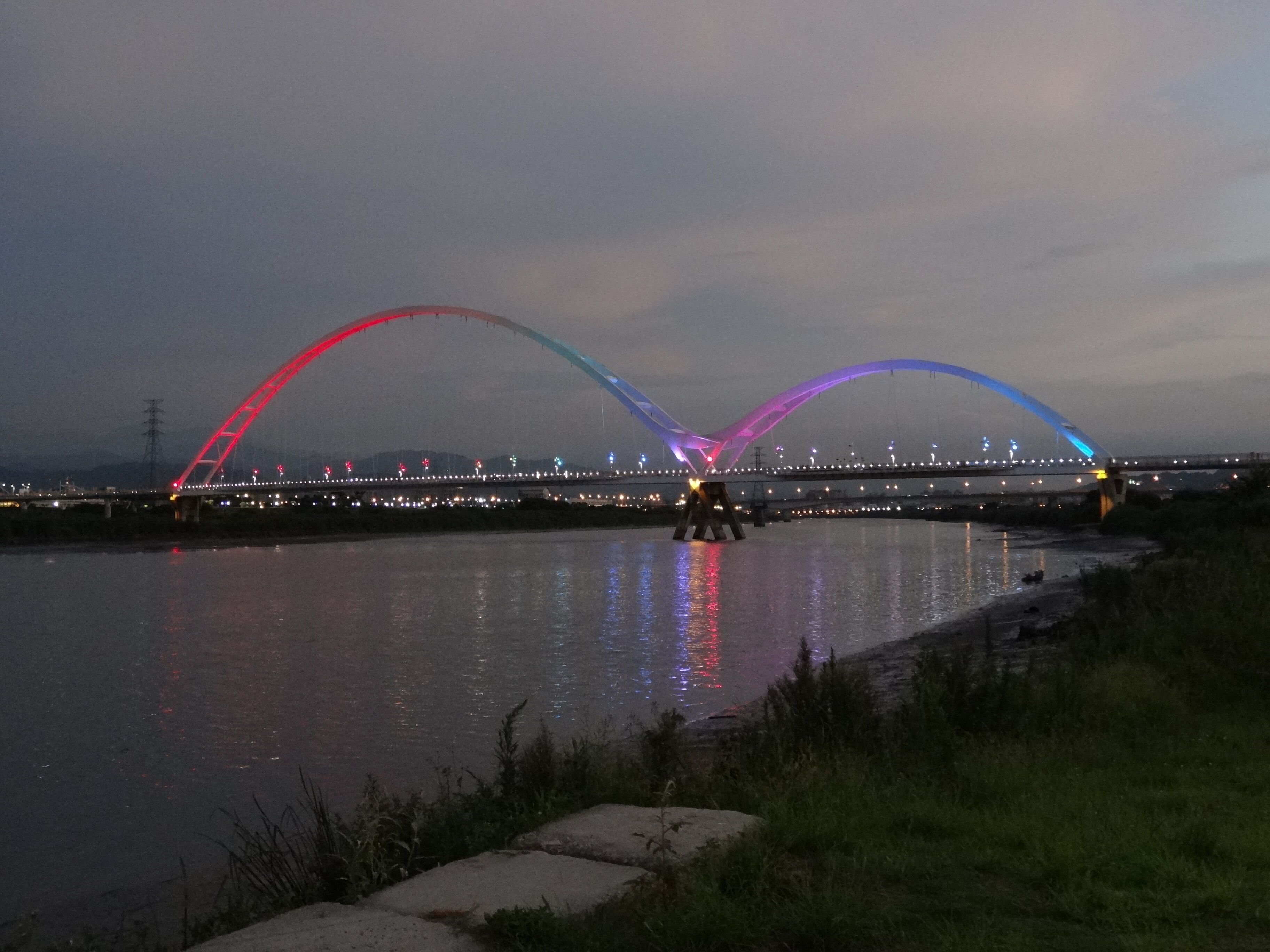 新北市新月橋。大漢溪左岸自行車道。