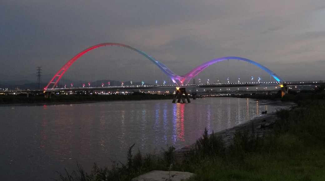 新北市新月橋。大漢溪左岸自行車道。