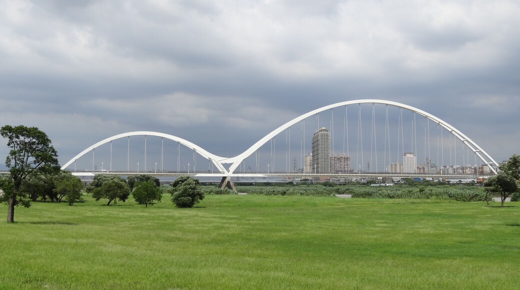 新北市新月橋。大漢溪左岸河濱自行車道。