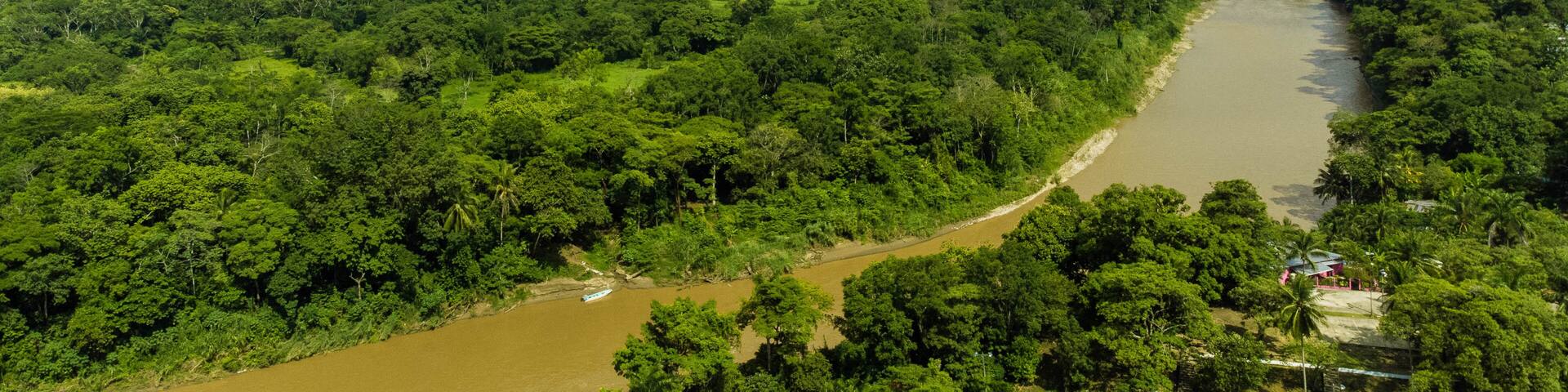 Vista aérea con drone pueblo mágico de Tapijulapa Tacotalpa Tabasco Villaluz Pueblo en las montañas y cerros de México