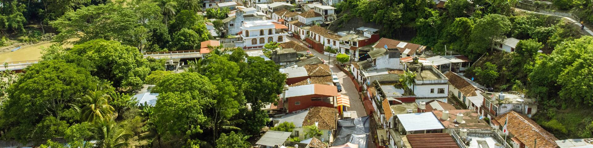 Vista aérea con drone pueblo mágico de Tapijulapa Tacotalpa Tabasco Villaluz Pueblo en las montañas y cerros de México