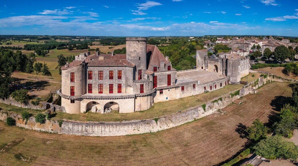 Duras (Lot et Garonne, France) - Vue aérienne panoramique du château des Ducs de Duras